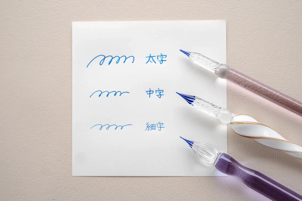 細字から太字のガラスペンそれぞれの筆記線を比較した様子