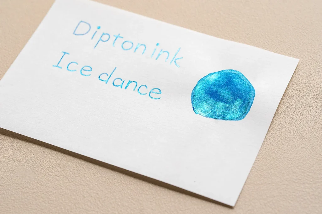 つけペン用ボトルインク Dipton　Ice danceを斜めから見た様子